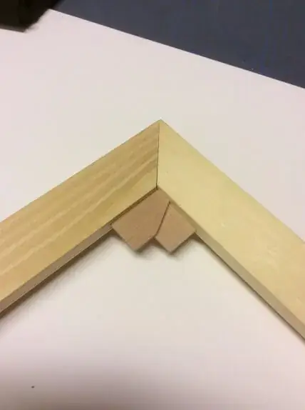 Detail einer Gehrung am Holzrahmen für Bilderrahmung in Berlin