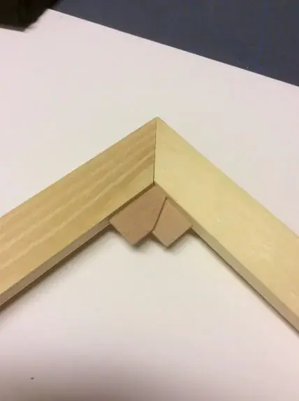 Detail einer Gehrung am Holzrahmen für Bilderrahmung in Berlin