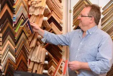 Auswahl von Holzrahmen und Rahmenprofilen im Atelier in Berlin
