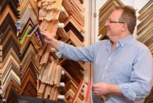 Auswahl von Rahmenprofilen im Atelier für Bilderrahmung in Berlin
