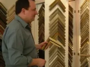 Beratung zu Bilderrahmen und Passepartout an der Musterwand
